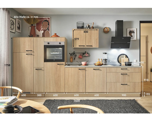 Komplette Küche mit Elektrogeräten, hellen Holzfronten und schwarzen Griffen, inklusive Spüle, Backofen und Dunstabzugshaube.