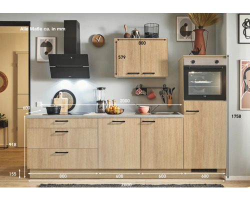 Einbauküche mit Hängeschrank, Spüle, Dunstabzugshaube und Backofen