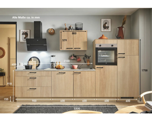 Küchenzeile mit Hängeschrank, Spüle, Herd und Backofen