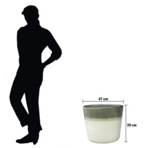 Dekorativer Pflanztopf mit den Maßen 47 mal 39 cm neben einer Silhouette