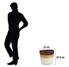 Blumentopf mit den Maßen 37 x 32,5 cm neben einer Person zur Größenansicht.