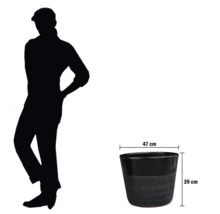 Blumentopf mit den Maßen 47 Zentimeter mal 39 Zentimeter