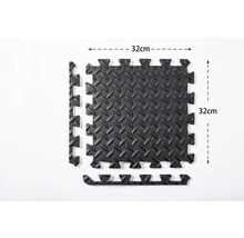 Schwarze, quadratische Puzzlematte mit 32 Zentimeter Seitenlänge und Randstücken