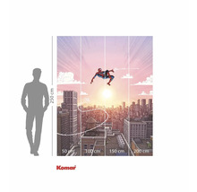 Illustration einer Spiderman-Fototapete vor einem Stadtbild bei Sonnenuntergang mit Maßangaben