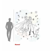 Komar Logo. Wandbild mit Anna, Elsa und Olaf aus dem Film Die Eiskönigin, circa 250 cm hoch.