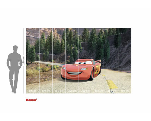 Komar Cars Fototapete mit Lightning McQueen Motiv vor Berglandschaft