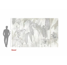 Fototapete mit Pflanzenmuster und einer Person zum Größenvergleich. Komar Logo.