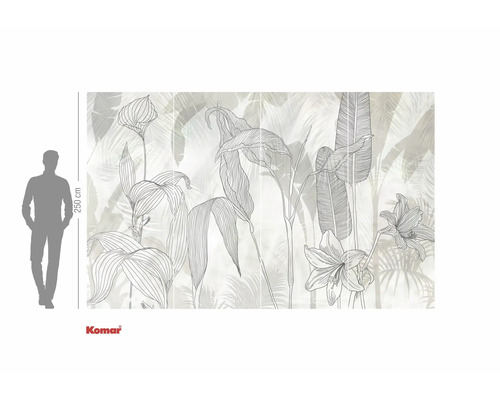 Fototapete mit Pflanzenmuster und einer Person zum Größenvergleich. Komar Logo.