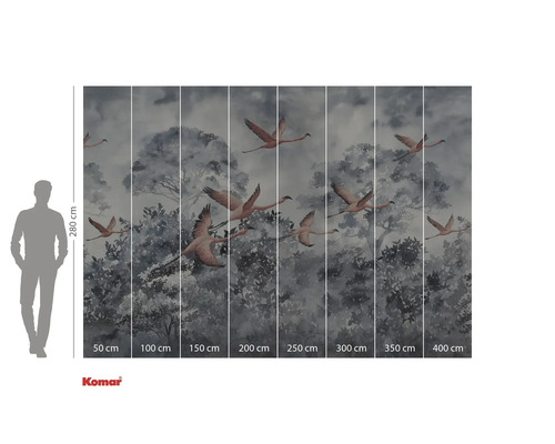 Fototapete mit einem Motiv von fliegenden Flamingos vor Bäumen