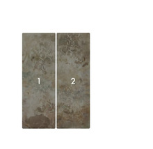 Zwei Dekorfliesen mit floralem Muster.