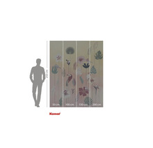 Komar Logo. Wandbild mit Pflanzenmotiven, Dimensionen 250 cm Höhe und 200 cm Breite.