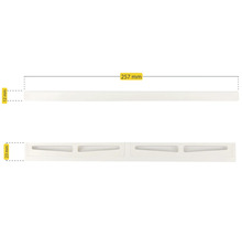 Kunststoff-Sockelleiste, 257 mm lang, 12 mm breit und 23 mm hoch.