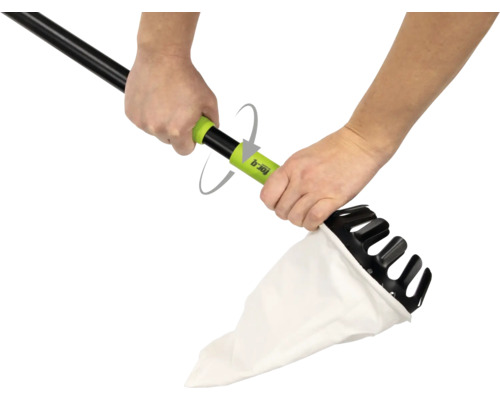 Person bedient eine Obstpflücker-Erntehilfe