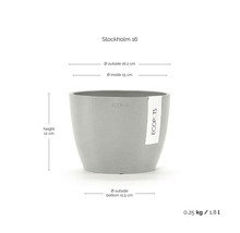 Grauer runder Pflanztopf Ecopots Stockholm 16 mit Abmessungen: Außendurchmesser 16,2 Zentimeter, Höhe 12 Zentimeter, Volumen 1,8 Liter.