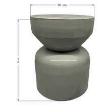 Dekorativer Hocker, 36 cm breit und 45 cm hoch, geeignet für den Innenbereich.