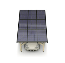 Solar-Carport aus hellem Holz mit neun Photovoltaik-Modulen auf dem Dach und einem darunter geparkten Auto.