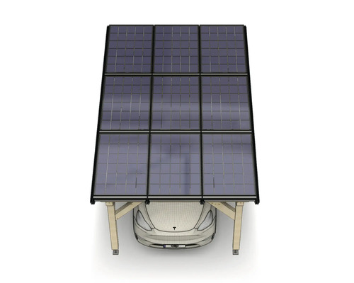 Solar-Carport aus hellem Holz mit neun Photovoltaik-Modulen auf dem Dach und einem darunter geparkten Auto.