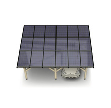 Solar-Carport aus Holz mit fünfzehn Photovoltaik-Modulen als Dach und einem darunter abgestellten Auto.