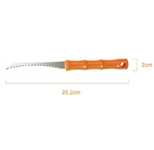 Stichsäge mit orangefarbenem Kunststoffgriff, Gesamtlänge 20,2 Zentimeter, Breite 2 Zentimeter.
