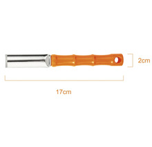Fugenstreicher mit Metallklinge und orangefarbenem Griff, 17 Zentimeter lang und 2 Zentimeter breit.