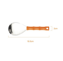Kokosschaber aus Edelstahl mit orangefarbenem Griff, Gesamtlänge 18,5 Zentimeter, Griffbreite 2 Zentimeter.
