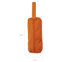 Orangefarbene Werkzeugtasche aus Stoff mit Reißverschluss und Trageschlaufe, Maße 22 Zentimeter mal 7 Zentimeter.