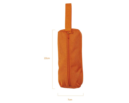 Orangefarbene Werkzeugtasche aus Stoff mit Reißverschluss und Trageschlaufe, Maße 22 Zentimeter mal 7 Zentimeter.