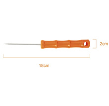 Vorstecher mit orangefarbenem Kunststoffgriff, Gesamtlänge 18 Zentimeter, Griffbreite 2 Zentimeter.