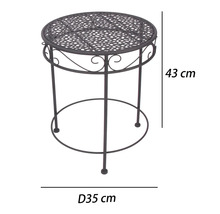 Runder Metall-Beistelltisch mit gelochter Platte und Ziermustern, Höhe 43 Zentimeter, Durchmesser 35 Zentimeter.