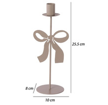 Stabkerzenhalter aus Metall mit Schleifen-Motiv, Höhe 25,5 Zentimeter, Breite 10 Zentimeter, Tiefe 8 Zentimeter.