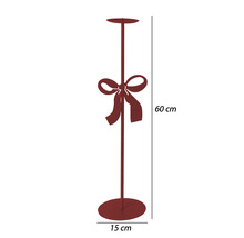 Roter Kerzenständer aus Metall mit dekorativer Schleife, Höhe 60 Zentimeter, Fußdurchmesser 15 Zentimeter.