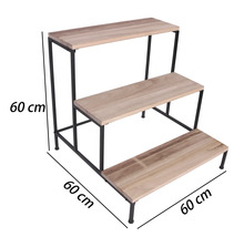 Dreistufige Pflanztreppe aus Holz und schwarzem Metall, Maße 60 mal 60 mal 60 Zentimeter.