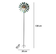 Windspiel aus Metall in Blumenform mit einer Gesamthöhe von 138 Zentimetern und einem Durchmesser von 30 Zentimetern.