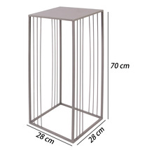 Quadratischer Metall-Blumentisch, 70 Zentimeter hoch, 28 Zentimeter breit und 28 Zentimeter tief.