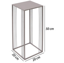 Eckiger Blumenständer aus Metall mit einer Höhe von 50 Zentimetern und einer Breite sowie Tiefe von 20 Zentimetern.