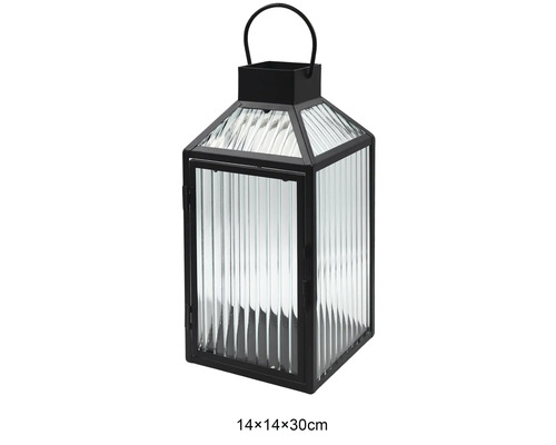 Windlicht aus schwarzem Metall mit geriffeltem Glas und Tragegriff, Maße 14 mal 14 mal 30 Zentimeter.