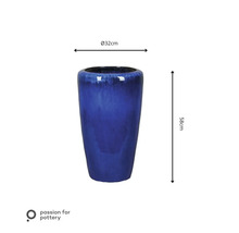 Blauer Keramik-Pflanztopf mit einem Durchmesser von 32 Zentimetern und einer Höhe von 58 Zentimetern, passion for pottery Logo.