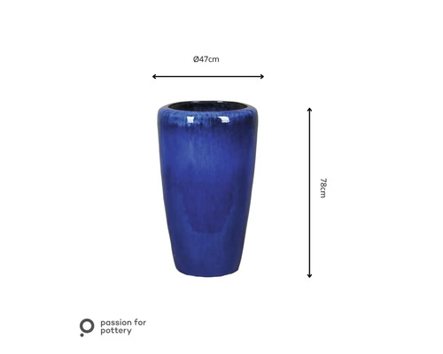 Blauer Keramik-Pflanzkübel, Durchmesser 47 Zentimeter, Höhe 78 Zentimeter. Passion for pottery Logo.