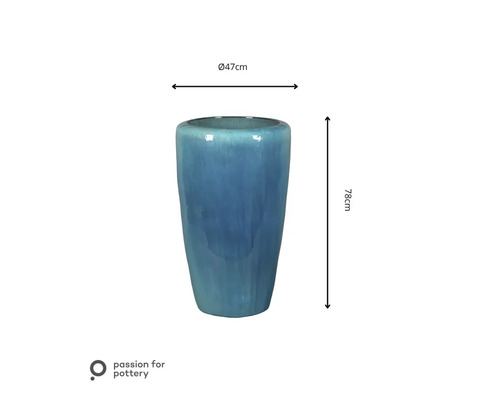 Hoher, zylindrischer Keramik-Pflanztopf in Blau, Durchmesser 47 Zentimeter, Höhe 78 Zentimeter. passion for pottery Logo.