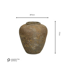 Pflanzgefäß aus Keramik mit strukturierter Oberfläche, Durchmesser 75 Zentimeter, Höhe 77 Zentimeter, passion for pottery Logo.