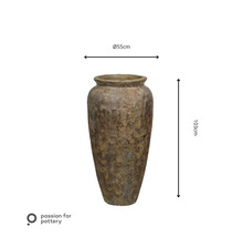 Hohe Keramikvase mit rustikaler Oberfläche, Durchmesser 55 Zentimeter, Höhe 103 Zentimeter, passion for pottery Logo.