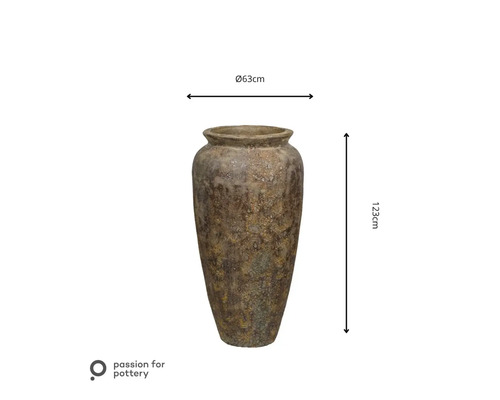 Hohe, rustikale Vase aus Keramik mit strukturierter Oberfläche, Durchmesser 63 Zentimeter, Höhe 123 Zentimeter, passion for pottery Logo.