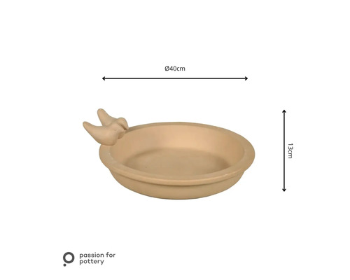 Vogeltränke aus Ton mit zwei Vogelfiguren am Rand, Durchmesser 40 Zentimeter, Höhe 13 Zentimeter, Passion for Pottery Logo.