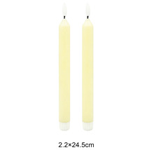 Zwei LED-Stabkerzen, Maße 2,2 mal 24,5 Zentimeter.