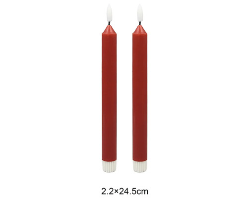 Zwei rote LED-Stabkerzen mit weißem Sockel und weißer Flamme, Maße 2,2 mal 24,5 Zentimeter.