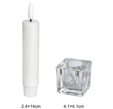 LED-Stabkerze weiß 2,4 mal 14 Zentimeter und quadratischer Kerzenhalter aus Glas 4,1 mal 4,1 Zentimeter.