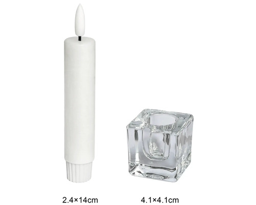 LED-Stabkerze weiß 2,4 mal 14 Zentimeter und quadratischer Kerzenhalter aus Glas 4,1 mal 4,1 Zentimeter.