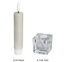 Beige LED-Stabkerze 2,4 mal 14 Zentimeter mit quadratischem Kerzenhalter aus Glas 4,1 mal 4,1 Zentimeter.