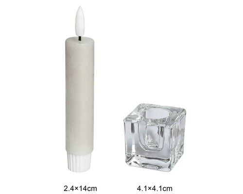 Beige LED-Stabkerze 2,4 mal 14 Zentimeter mit quadratischem Kerzenhalter aus Glas 4,1 mal 4,1 Zentimeter.