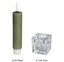 Grüne LED-Stabkerze mit quadratischem Glashalter. Maße Kerze 2,4 mal 14 Zentimeter, Maße Halter 4,1 mal 4,1 Zentimeter.
